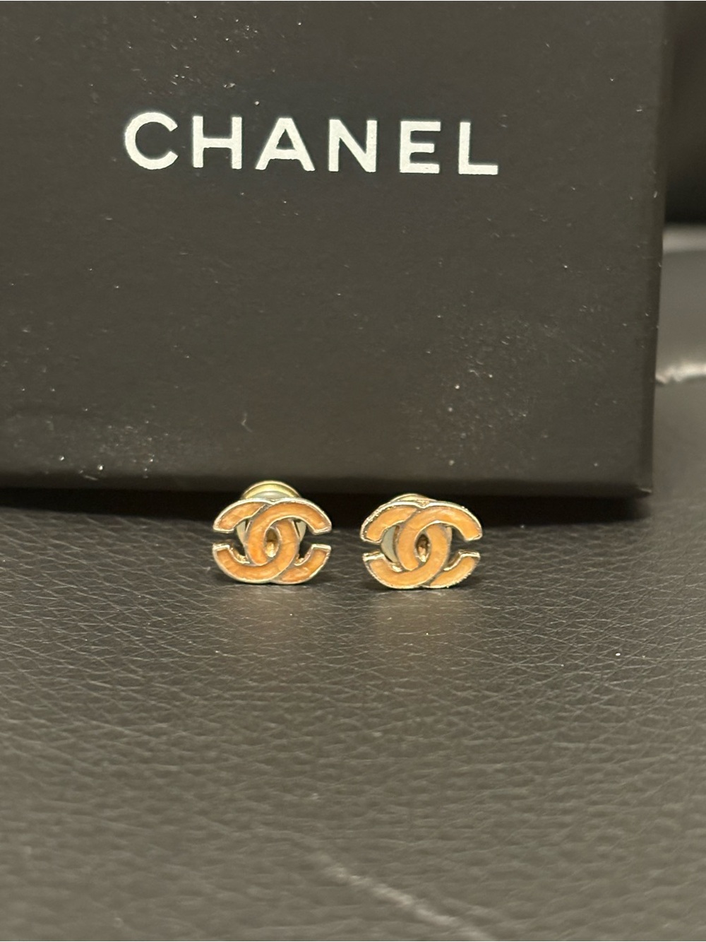 CHANEL enamel CC Stud Earrings pierced - Picture 7 of 7
